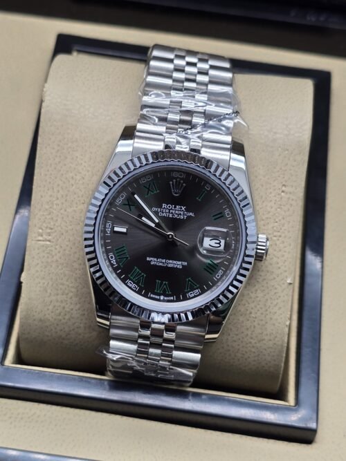 Rolex — esfera negra con bisel estriado y brazalete plateado · 36 mm