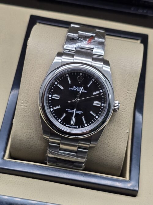 Rolex — esfera negra con bisel liso y brazalete plateado · 36 mm