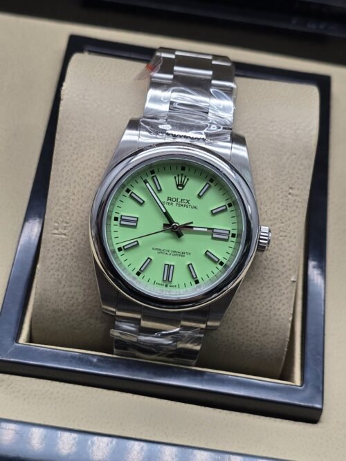 Rolex — esfera verde clara con bisel liso y brazalete plateado · 36 mm