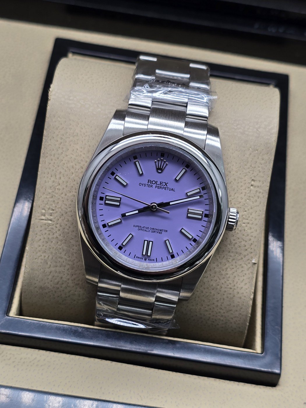 Rolex — esfera lila con bisel liso y brazalete plateado · 36 mm