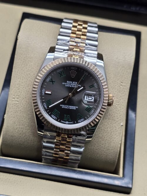 Rolex — esfera negra con bisel rosado estriado y brazalete bicolor · 36 mm