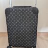 Louis Vuitton — maleta de monograma gris y detalles negros