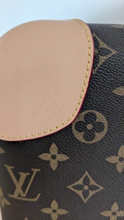Louis Vuitton — maleta de monograma marrón y detalles beige