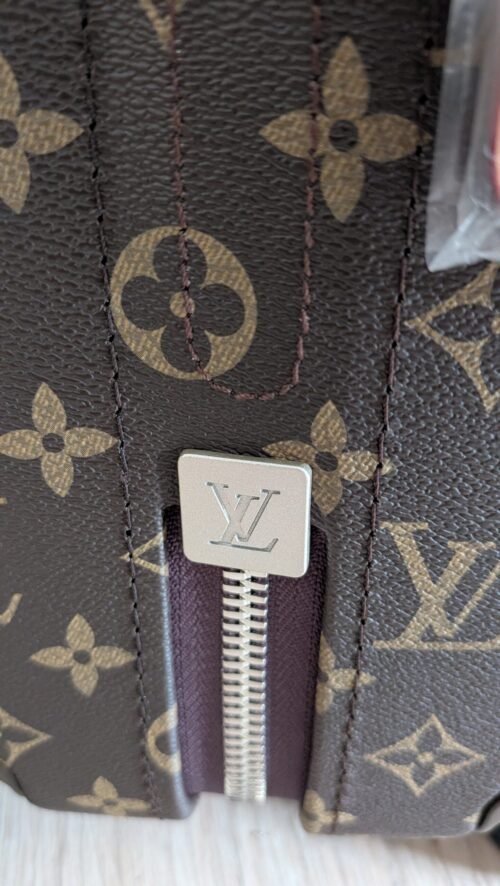 Louis Vuitton — maleta de monograma marrón y detalles beige