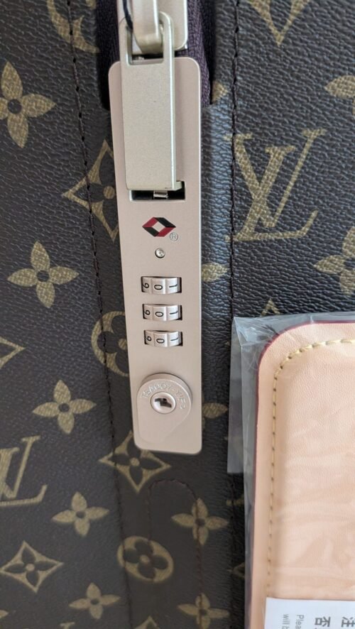 Louis Vuitton — maleta de monograma marrón y detalles beige