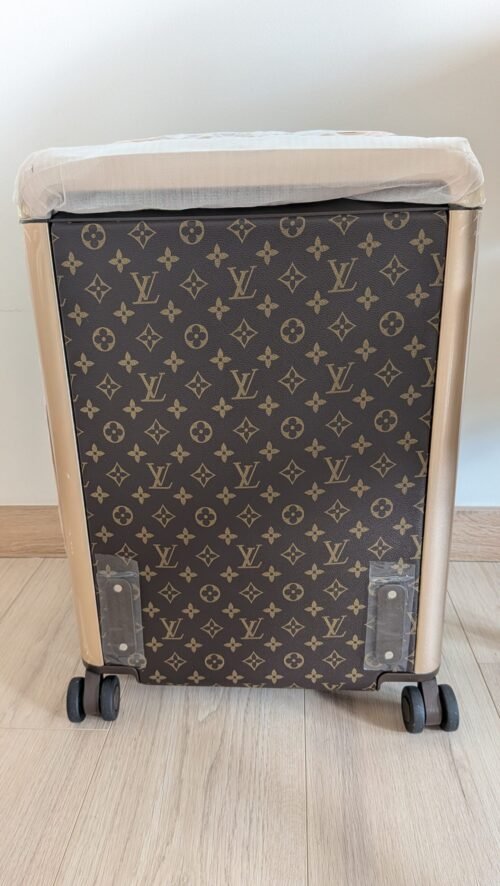Louis Vuitton — maleta de monograma marrón y detalles beige