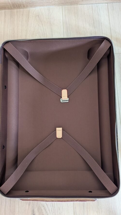 Louis Vuitton — maleta de monograma marrón y detalles beige