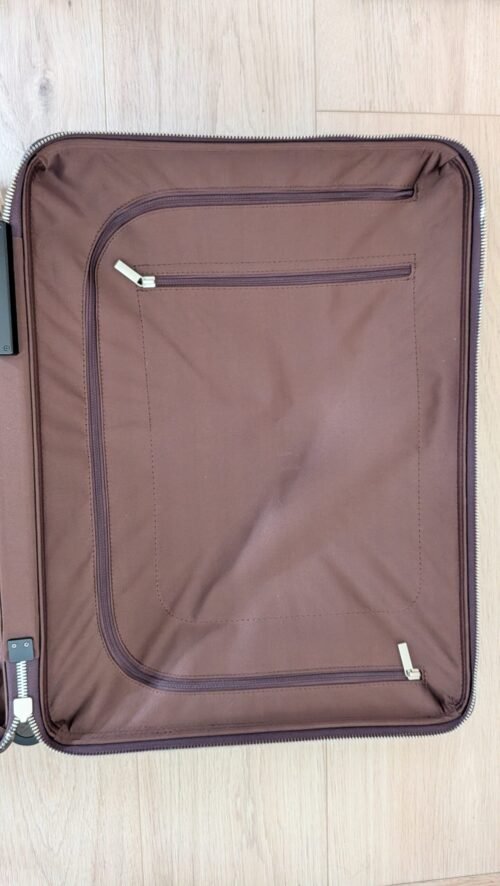 Louis Vuitton — maleta de monograma marrón y detalles beige