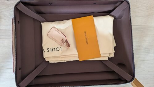 Louis Vuitton — maleta de monograma marrón y detalles beige