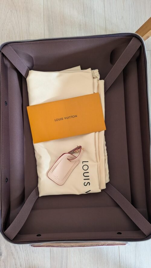 Louis Vuitton — maleta de monograma marrón y detalles beige