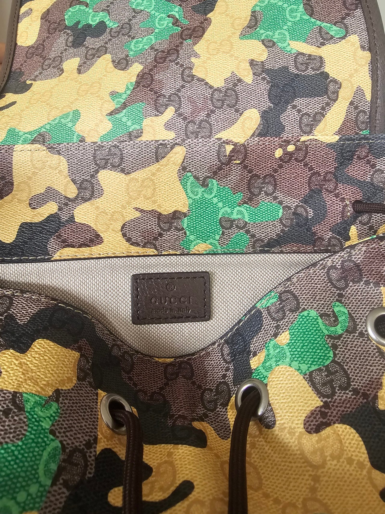 Gucci — Morral camuflado verde y amarillo