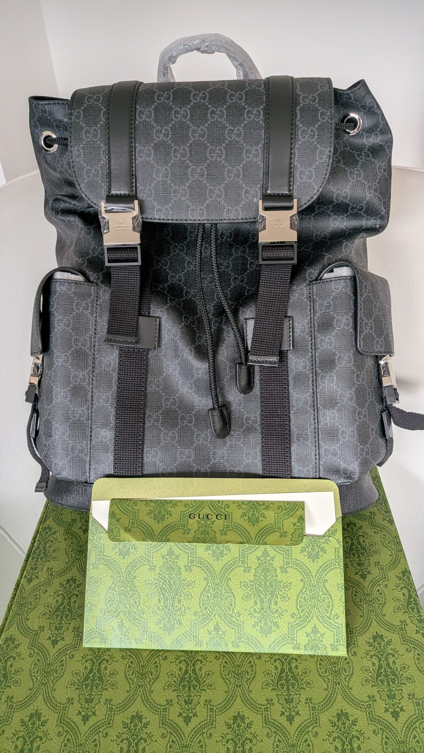 Gucci — Morral monograma gris