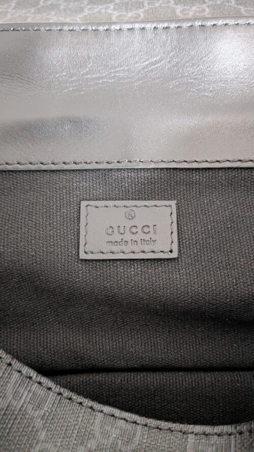 Gucci — Morral monograma gris