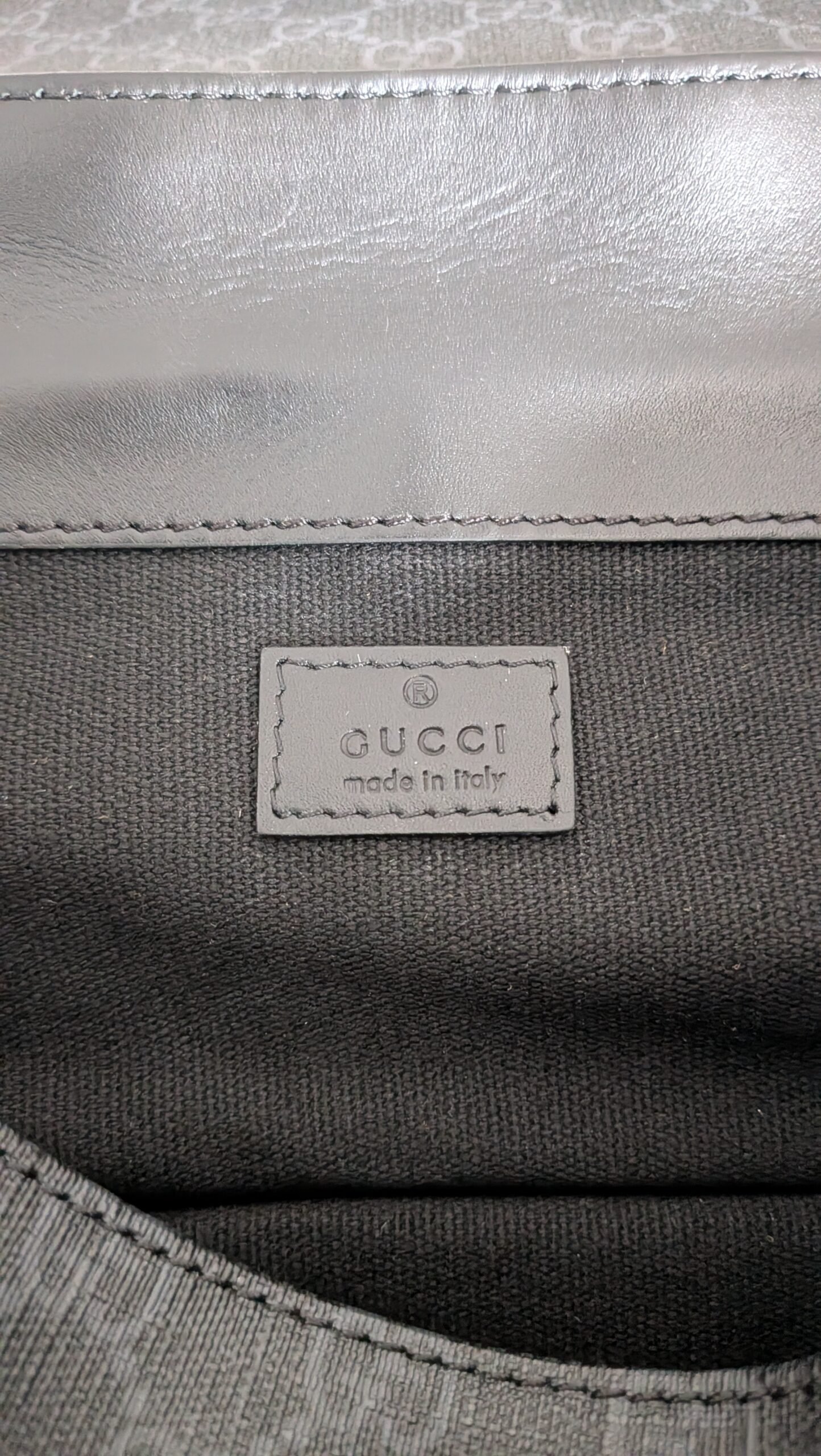 Gucci — Morral monograma gris