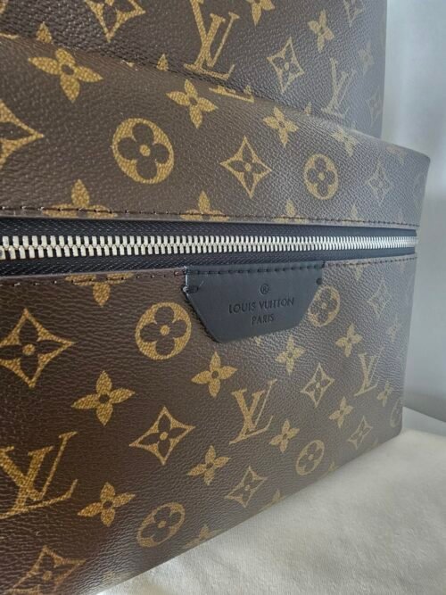 Louis Vuitton — Morral de monograma marrón con bolsillo frontal