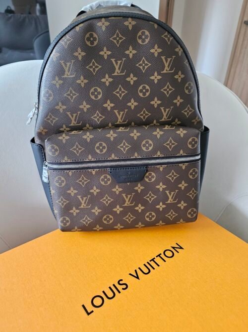 Louis Vuitton — Morral de monograma marrón con bolsillo frontal