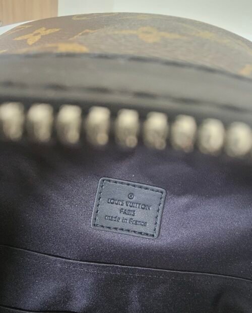 Louis Vuitton — Morral de monograma marrón con bolsillo frontal