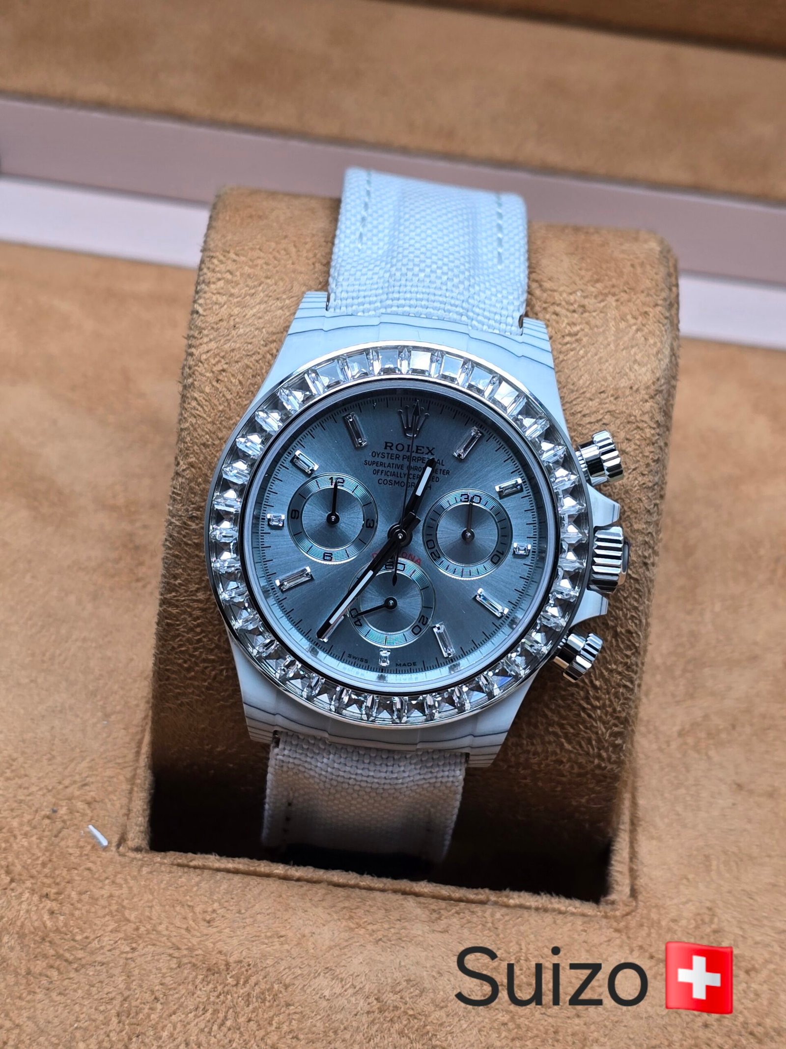 Rolex — esfera celeste y correa blanca