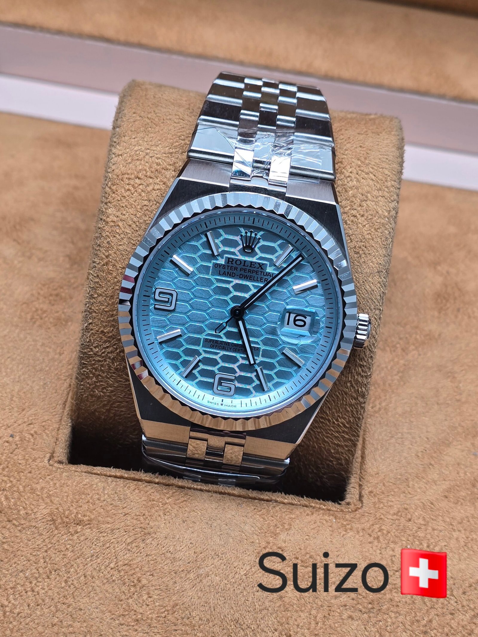 Rolex — esfera celeste con patrón y brazalete plateado