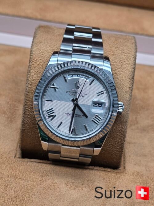 Rolex — esfera blanca y números romanos