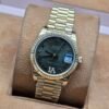 Rolex — esfera gris y brazalete dorado · 31 mm