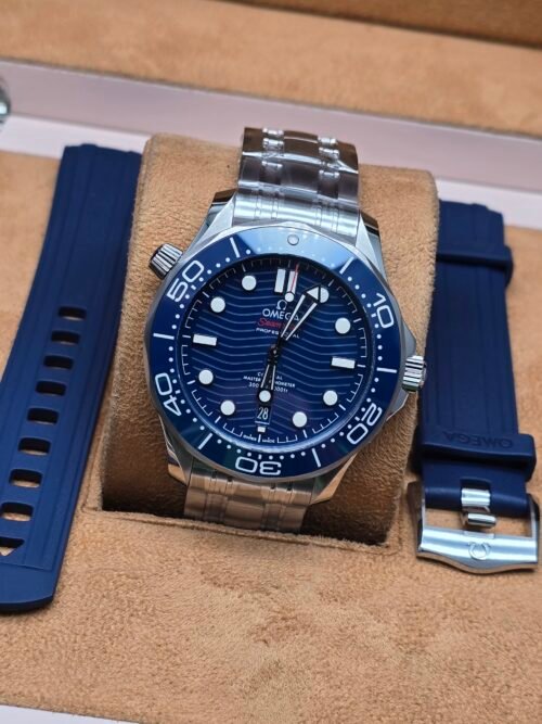Omega — esfera azul y brazalete plateado