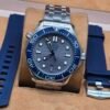 Omega — esfera gris y bisel azul