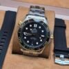 Omega — esfera negra y detalles dorados