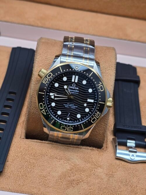 Omega — esfera negra y detalles dorados