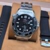 Omega — esfera negra y brazalete plateado