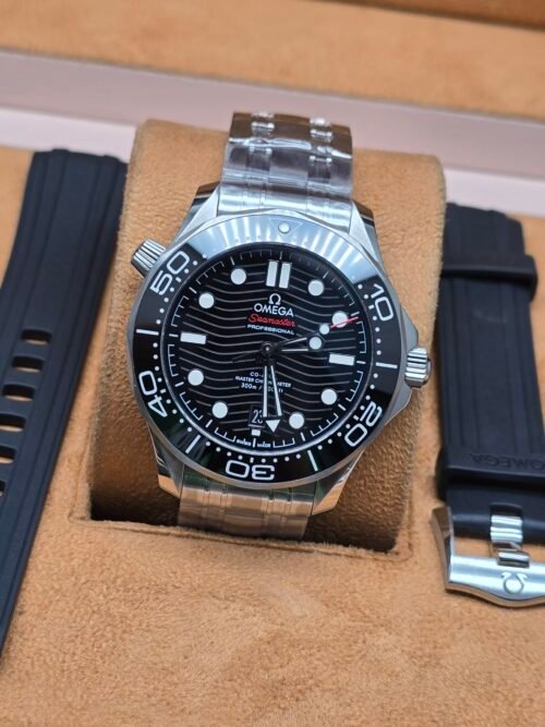 Omega — esfera negra y brazalete plateado