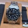 Omega — esfera negra y detalles tono rosado