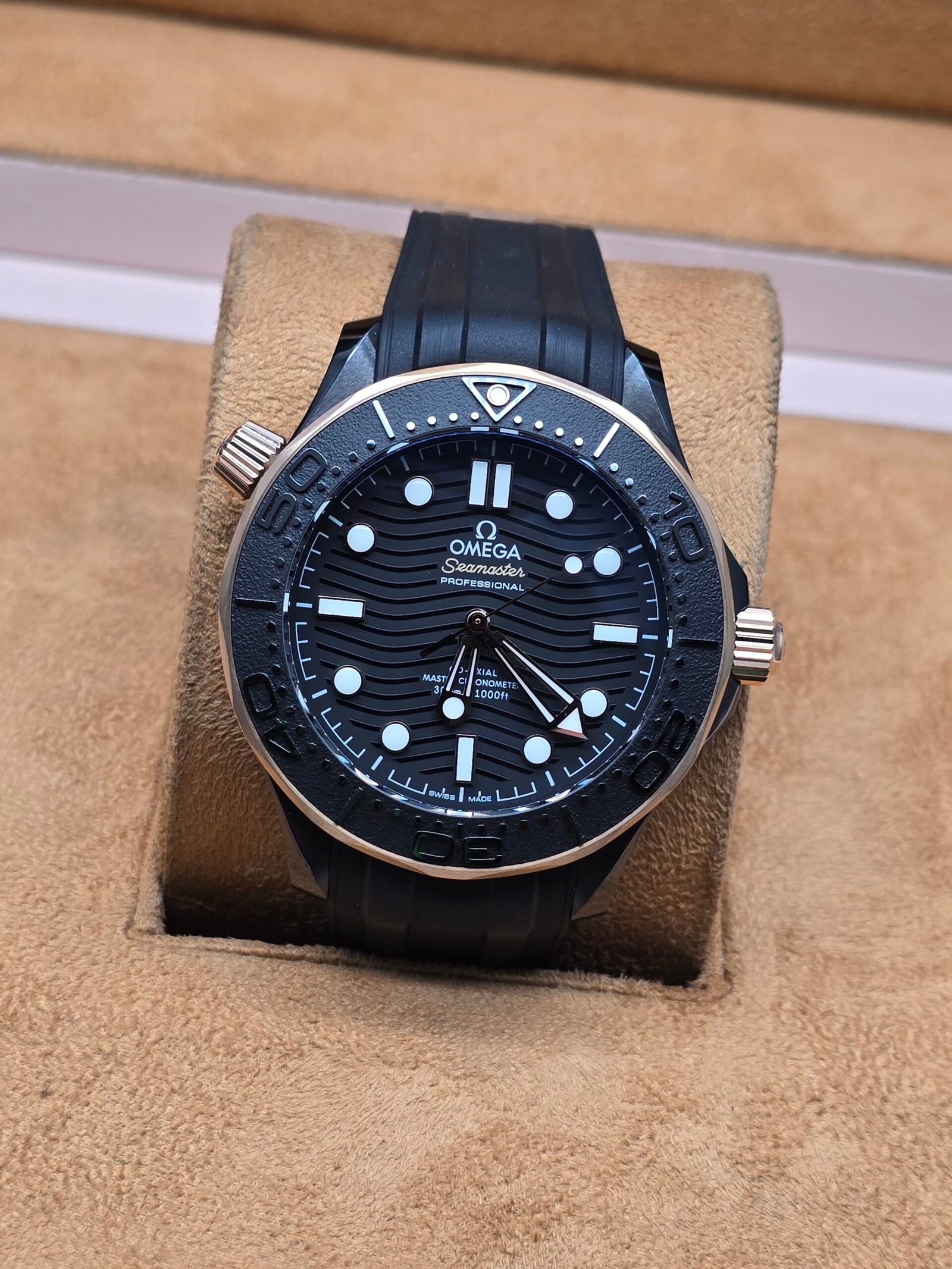 Omega — esfera negra y correa negra