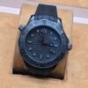 Omega — esfera y caja negras con patrón de ondas