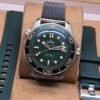 Omega — esfera verde y brazalete de malla