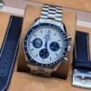 Omega — esfera blanca con subesferas azules