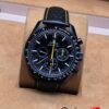 Omega — esfera negra con detalles amarillos