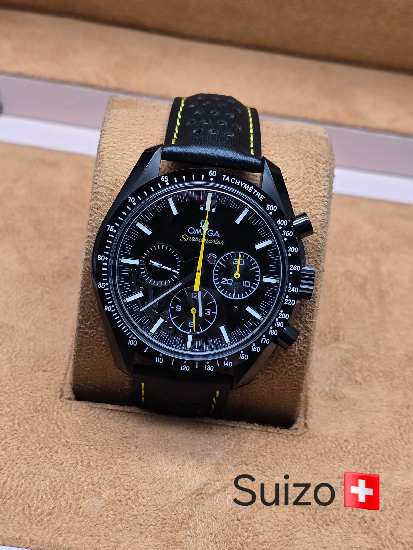 Omega — esfera negra con detalles amarillos