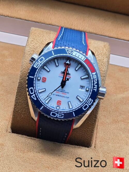 Omega — esfera blanca y correa azul con borde rojo
