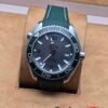 Omega — esfera gris y correa verde