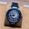 Omega — esfera gris con diseño central y correa negra