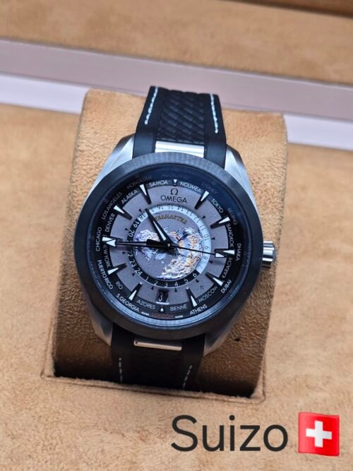 Omega — esfera gris con diseño central y correa negra