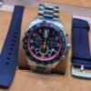 TAG Heuer — esfera negra con detalles rojos y amarillos