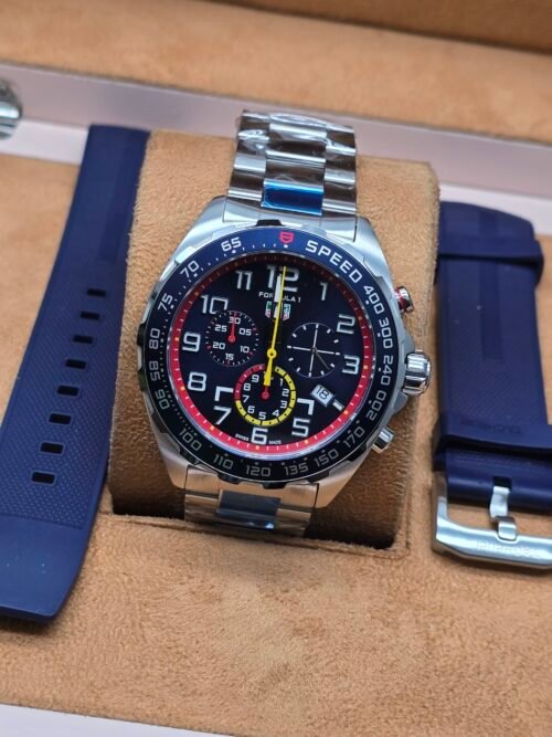 TAG Heuer — esfera negra con detalles rojos y amarillos