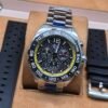 TAG Heuer — esfera oscura con detalles amarillos