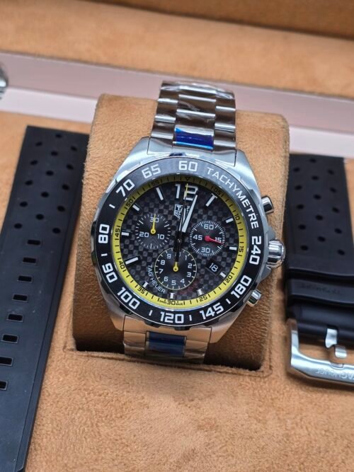 TAG Heuer — esfera oscura con detalles amarillos