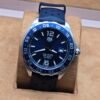 TAG Heuer — esfera azul y correa perforada