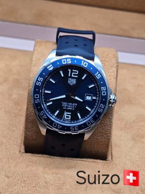 TAG Heuer — esfera azul y correa perforada
