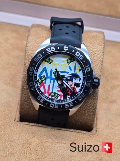 TAG Heuer — esfera blanca con diseño multicolor