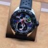TAG Heuer — esfera negra con diseño multicolor